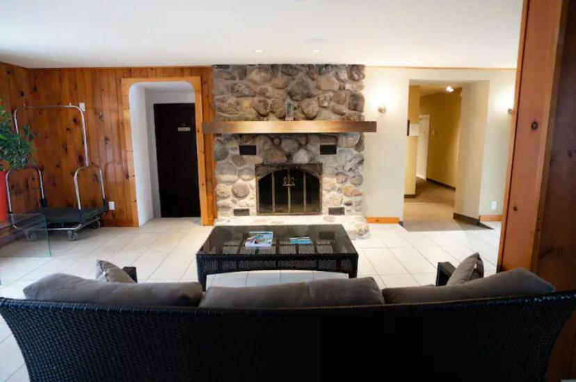 Condo Hotel Au Pied Du Mont Orford Экстерьер фото