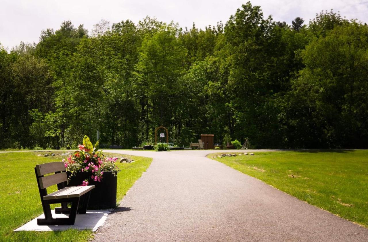 Condo Hotel Au Pied Du Mont Orford Экстерьер фото