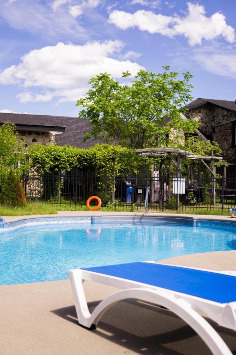 Condo Hotel Au Pied Du Mont Orford Экстерьер фото