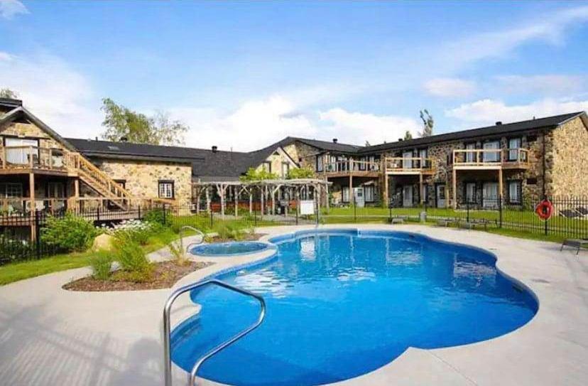 Condo Hotel Au Pied Du Mont Orford Экстерьер фото