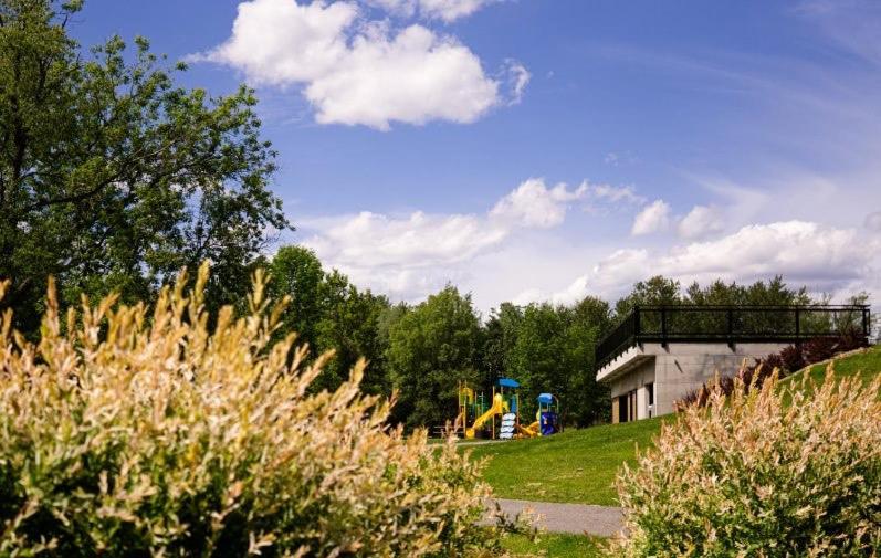 Condo Hotel Au Pied Du Mont Orford Номер фото